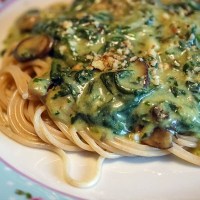 Vegan pasta met spinazie en champignons